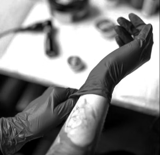 Sauberer Tattoo-Arbeitsplatz mit sterilen, für die Sitzung vorbereiteten Materialien.